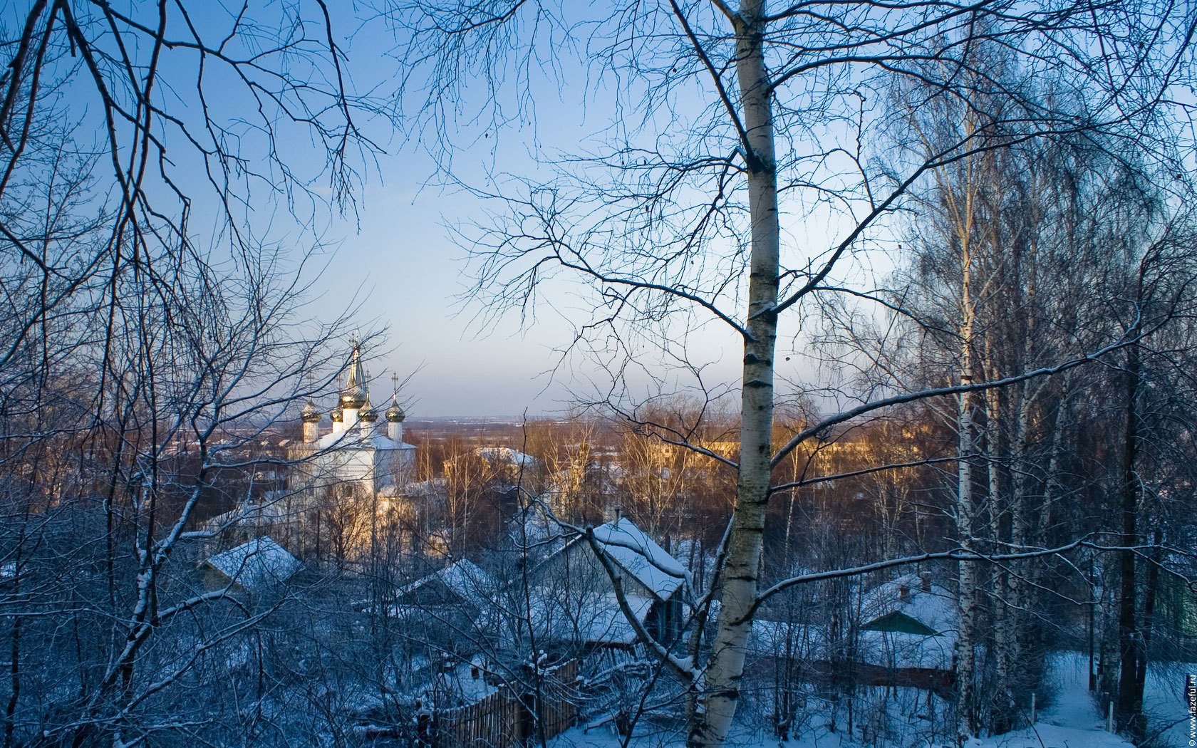 miasto wieczór zima śnieg świątynia kopuły drzewa