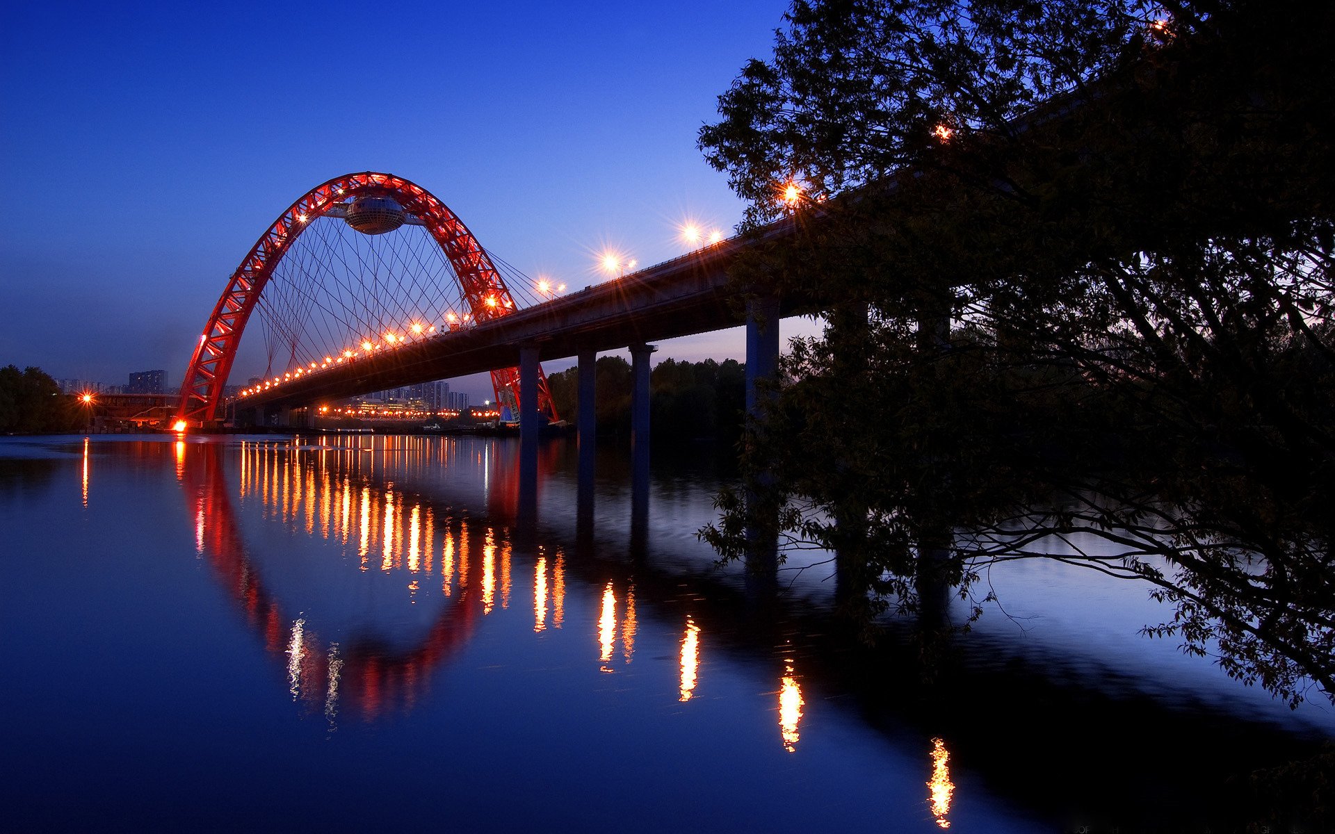 paisaje ciudad cielo noche puentes luz luces carretera iluminación árboles agua vista del río linternas río foto