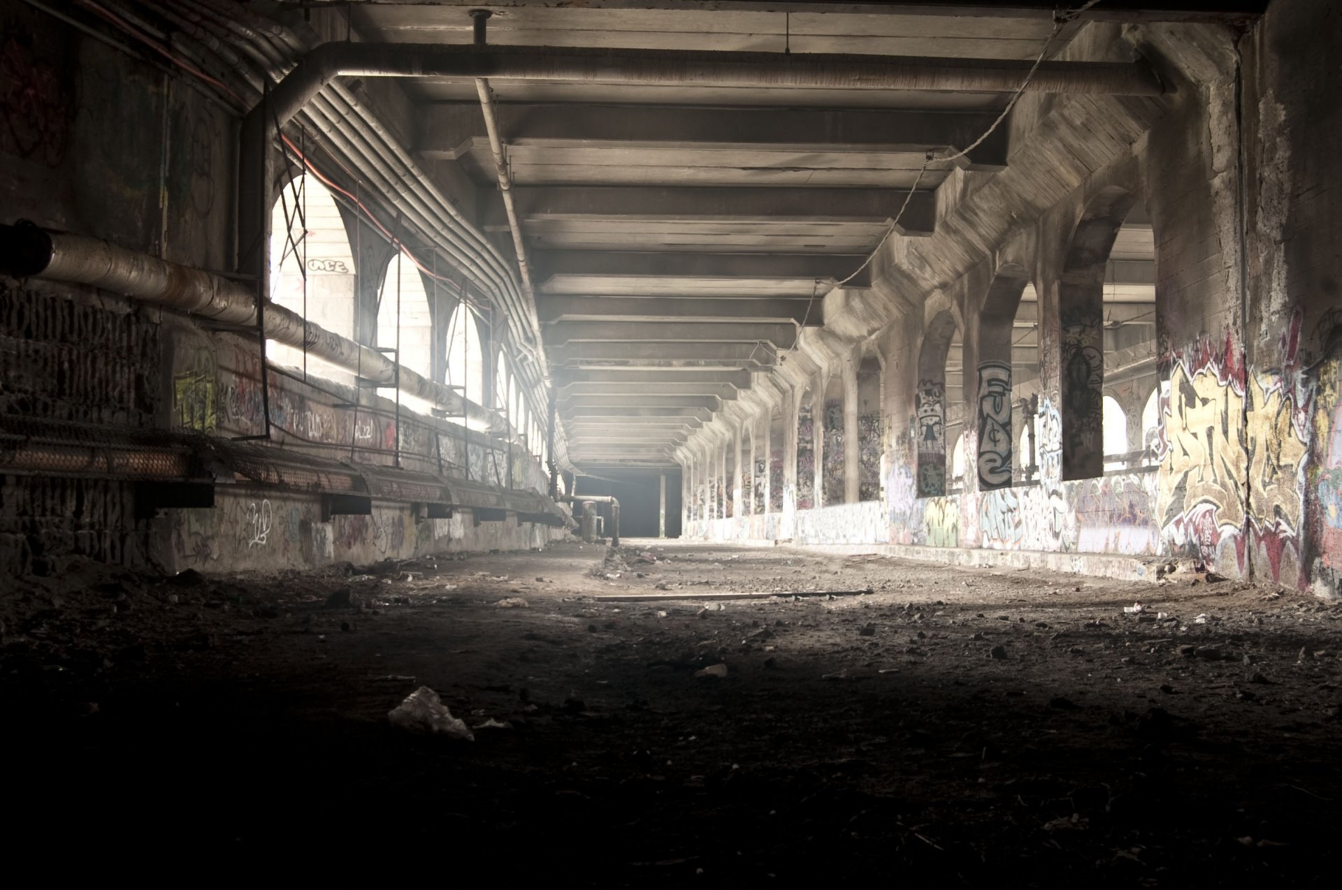 tunnel graffiti abandonné tuyaux fils fenêtre lumière poubelle