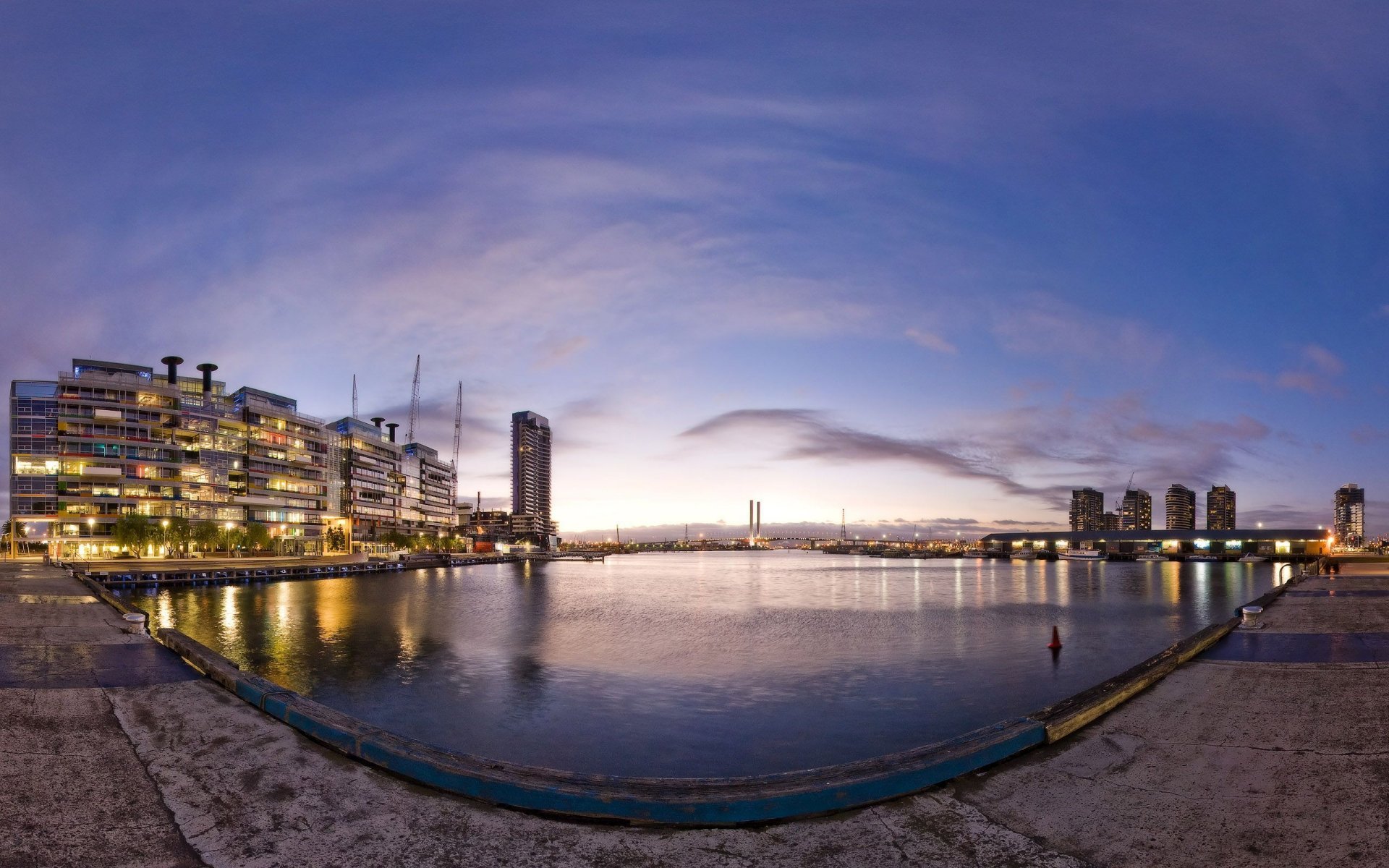 miasto wieczór woda promenada ulica