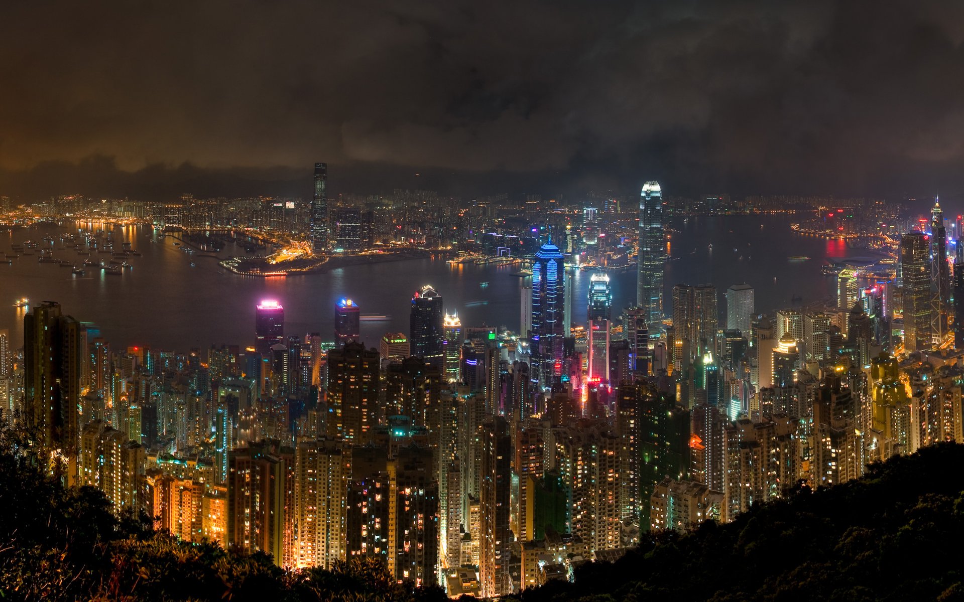 hong kong notte fiume grattacieli neon finestre