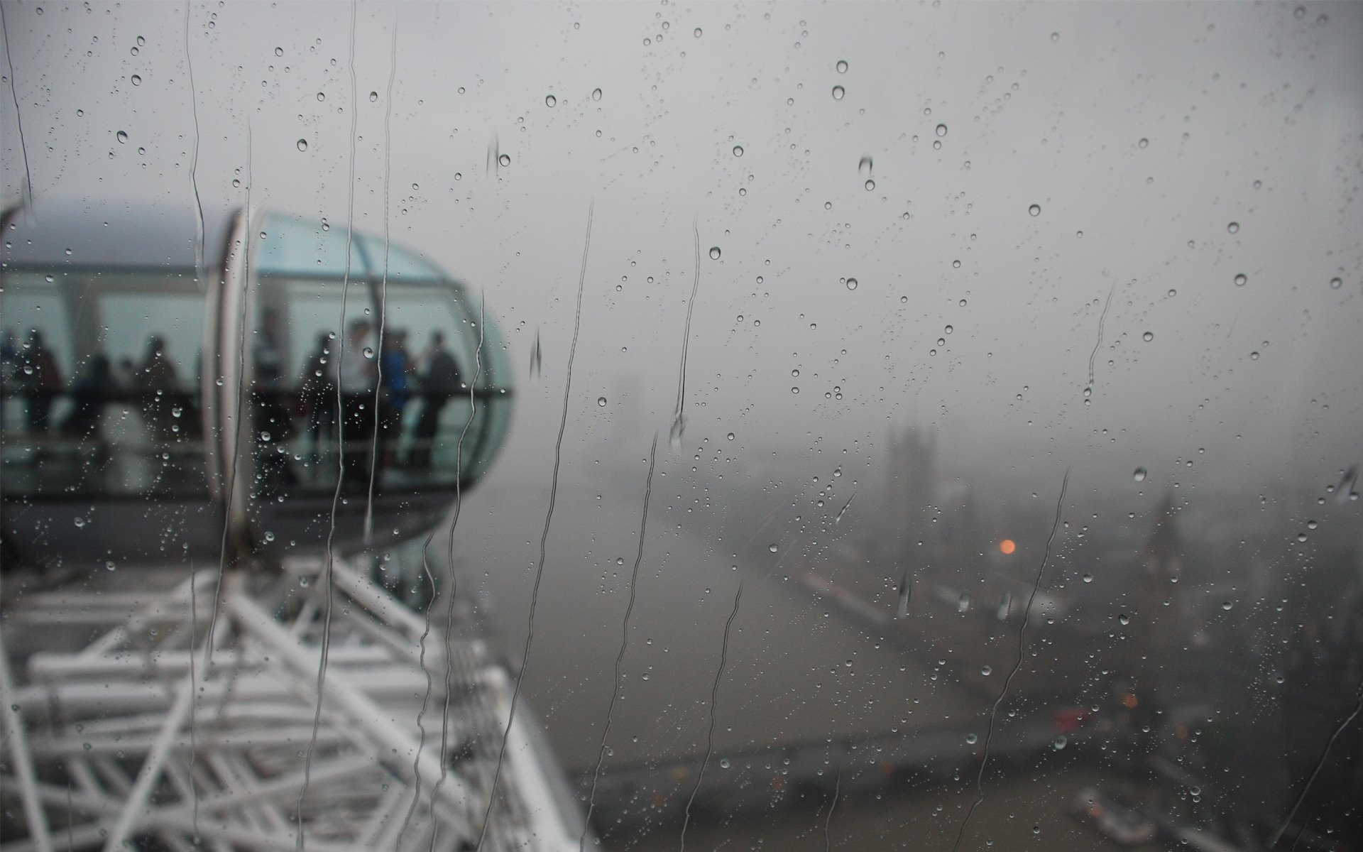 miasto londyn atrakcja ludzie szkło deszcz krople wilgoć kabiny london eye