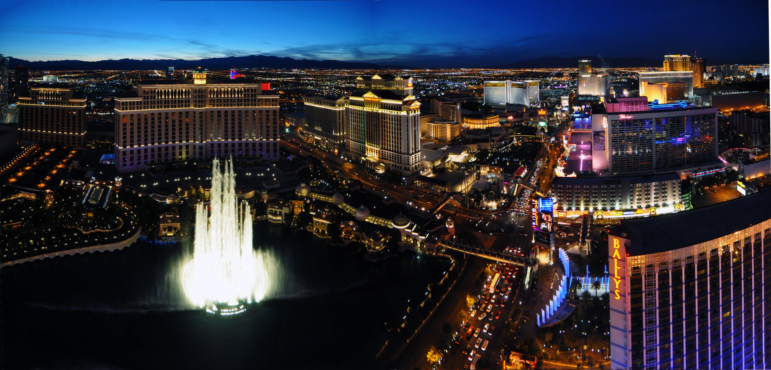 foto città las vegas usa edifici fontana notte luci cielo sera auto traffico