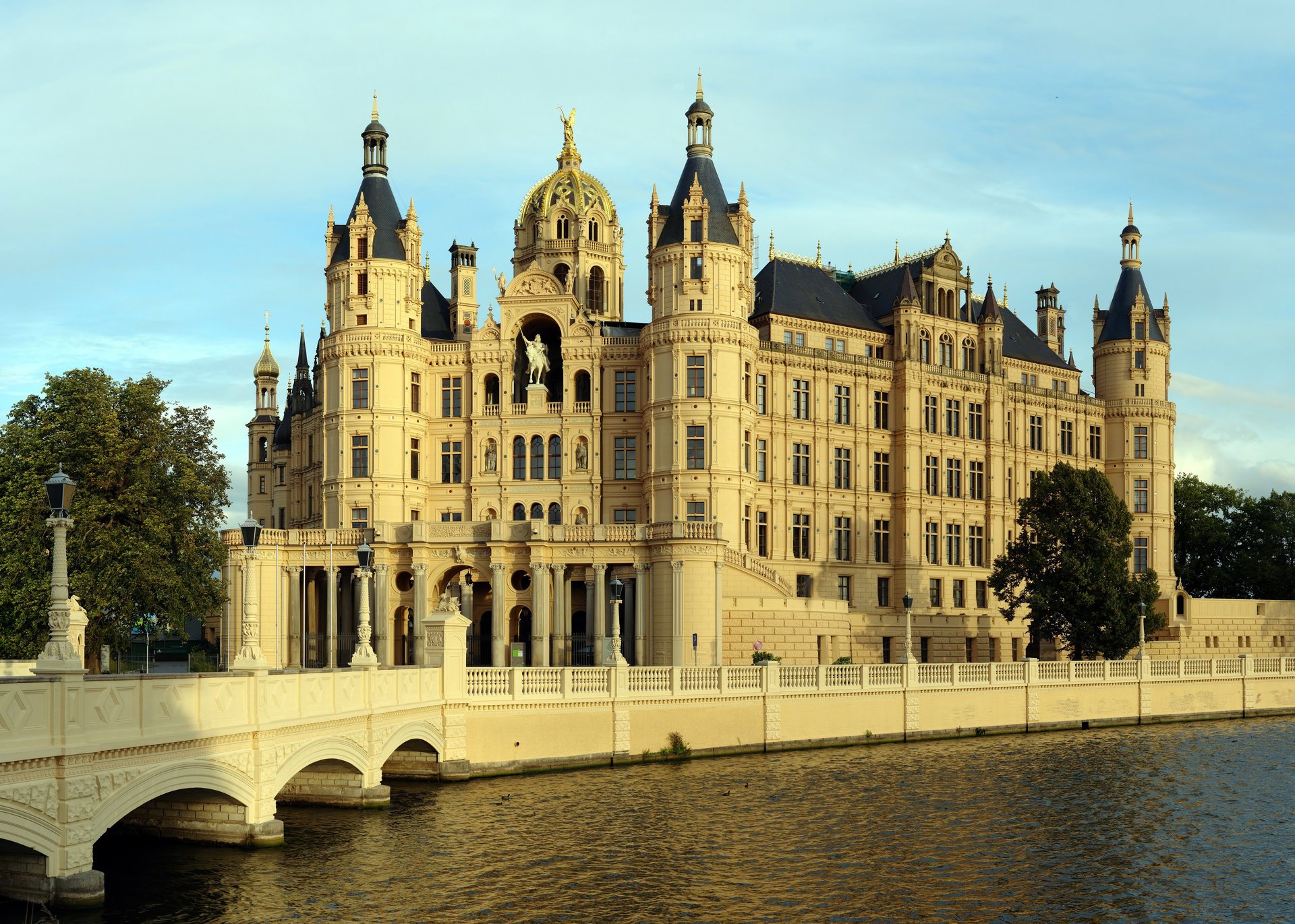 stadt haus gebäude ufer foto fluss wasser brücke architektur bäume wolken himmel