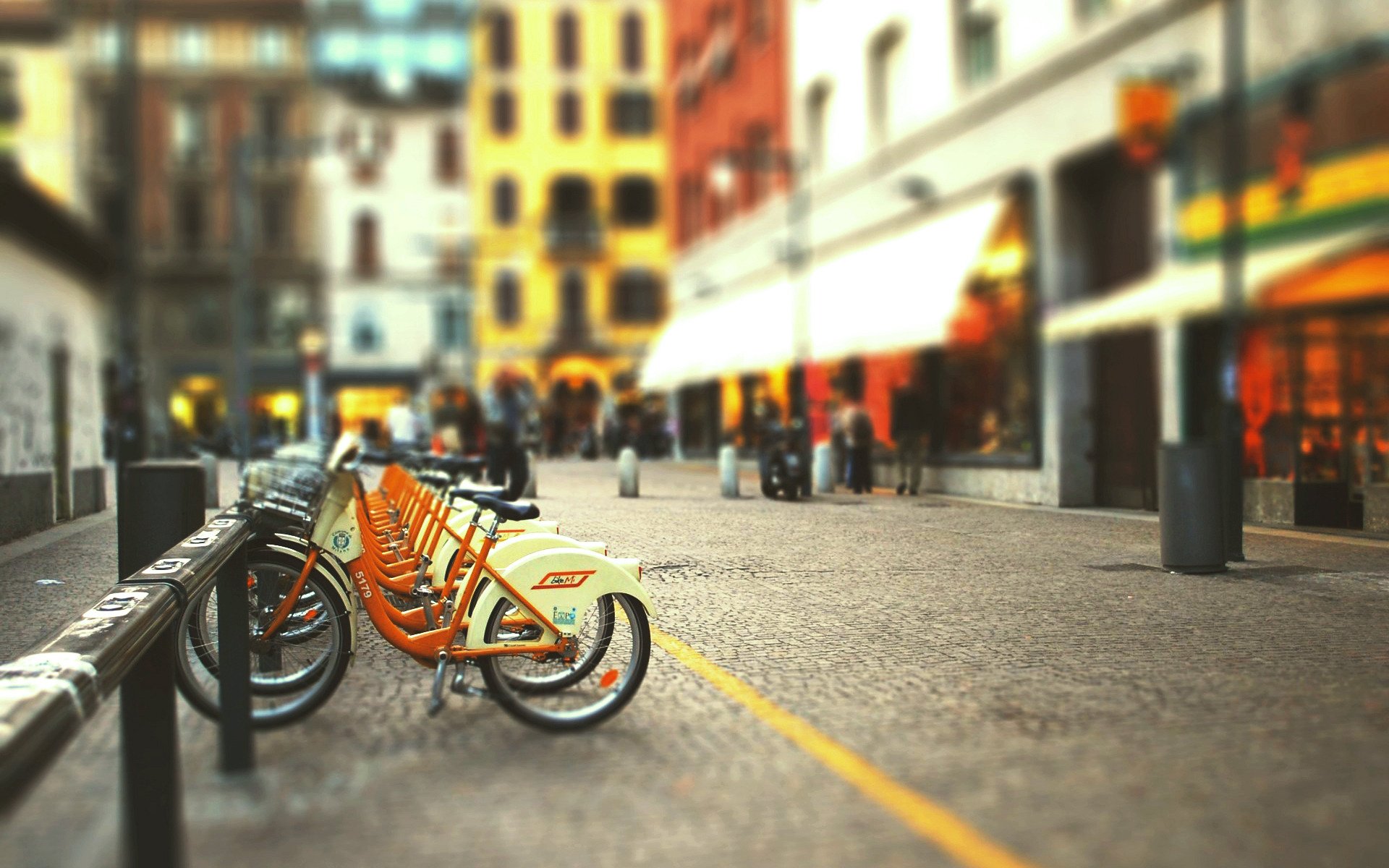 ciudad calle bicicleta estacionamiento de bicicletas fondo borroso mancha cambio e inclinación