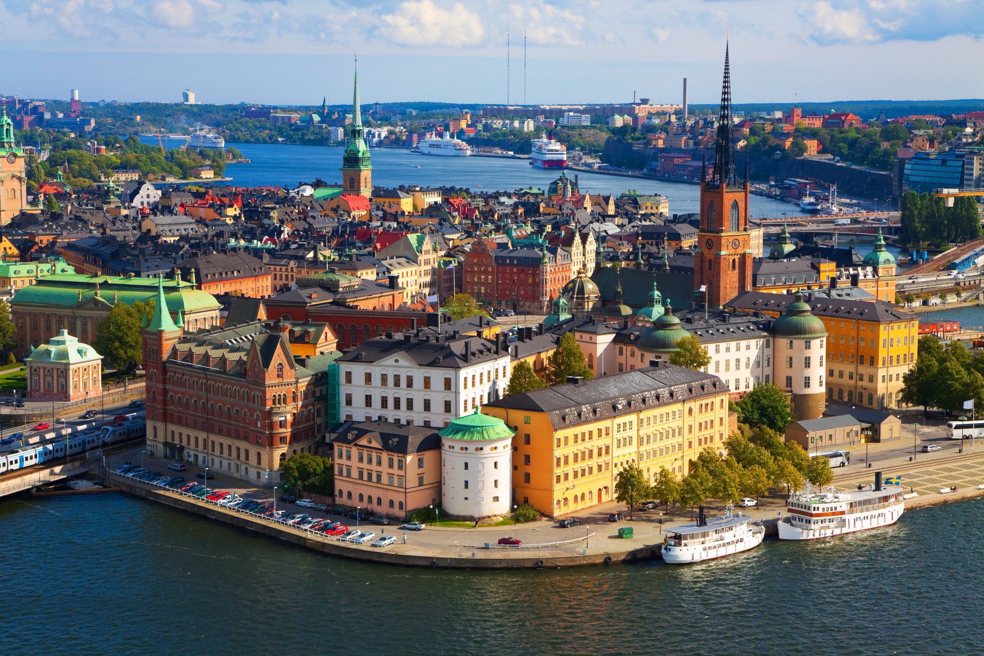 suède stockholm vieux ville architecture photo vue panorama hauts bâtiments église tours port quai trafic trafic horizon scandinavie