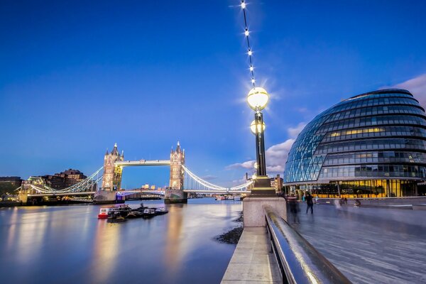 Abendlicher schöner Blick auf die berühmte Brücke in London