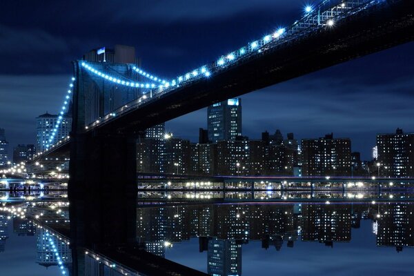 Ponte sullo sfondo delle luci notturne della città