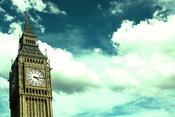 Die Größe von Big Ben in London ist unbestreitbar