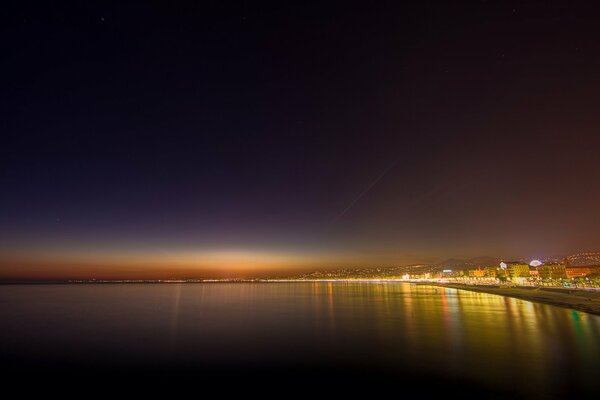 Vue nocturne de la côte en Italie