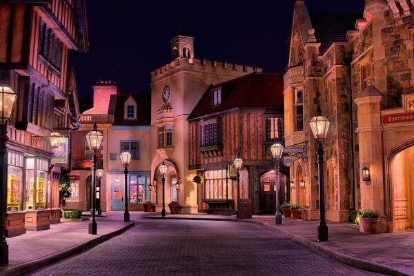 Una ciudad nocturna, una calle espaciosa sin gente