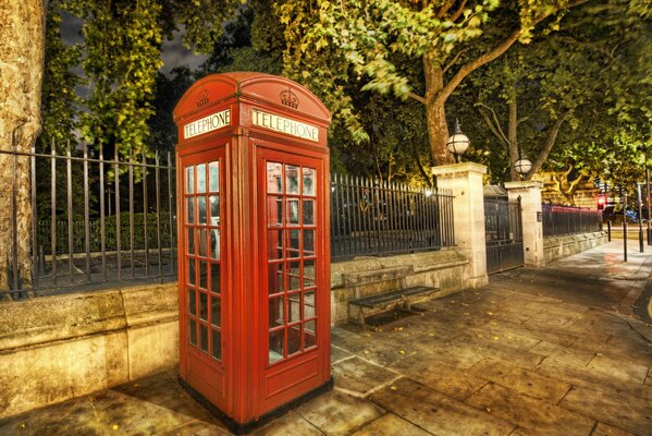 Cabina telefónica en una calle de Londres en pleno verano