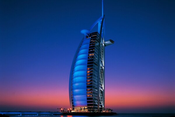 Burj al-Arab al anochecer en Dubai