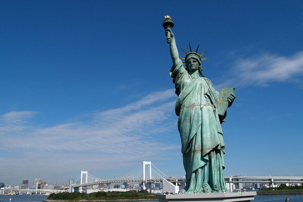 Immense statue de la liberté sur fond de pont dans la ville de New York