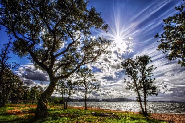 Helle Sonne. Schöner Himmel am See