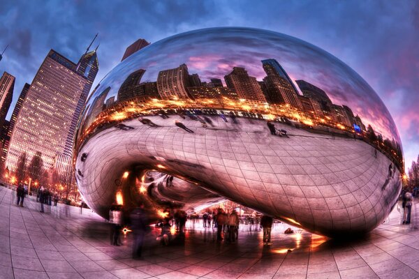 La gente camina por el Millennium Park por la noche en Chicago