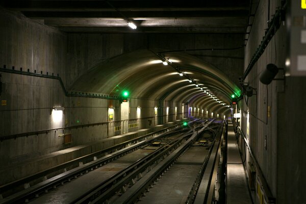 Distanza affascinante della metropolitana con le luci