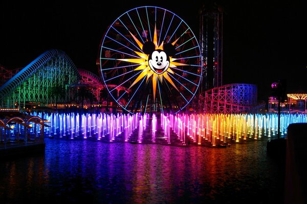 Glühendes Riesenrad in der Nacht