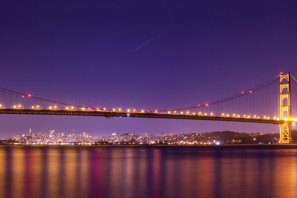 Brücke im Hintergrund der Abendlandschaft