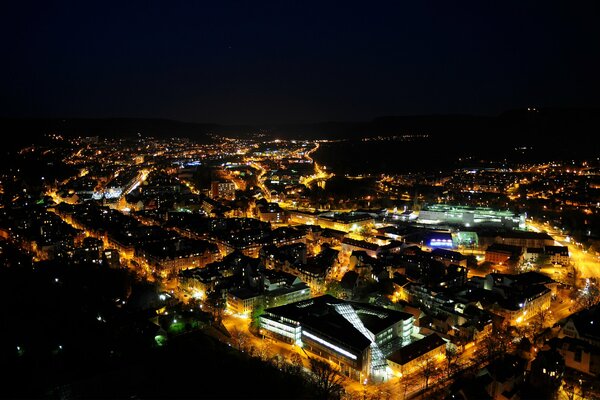 Ville nocturne vue aérienne