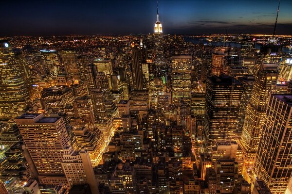 Amerika, New York , Panoramablick auf die Stadt von oben, mehrstöckige Häuser vor dem Hintergrund des Nachthimmels