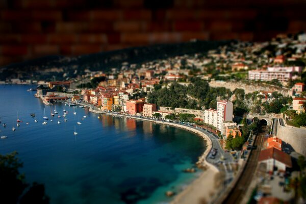 Yachts sur le rivage avec des maisons en briques