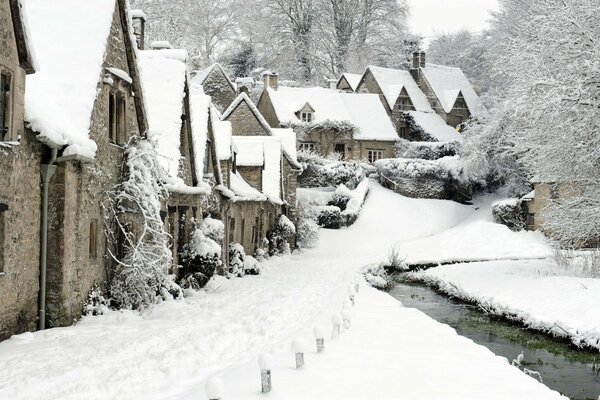 Villaggio inglese coperto di neve