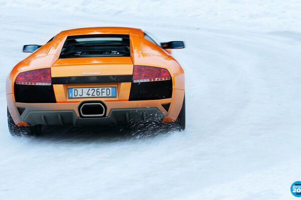 Lamborghini schneidet in hohen Gängen ab. Top-Gir