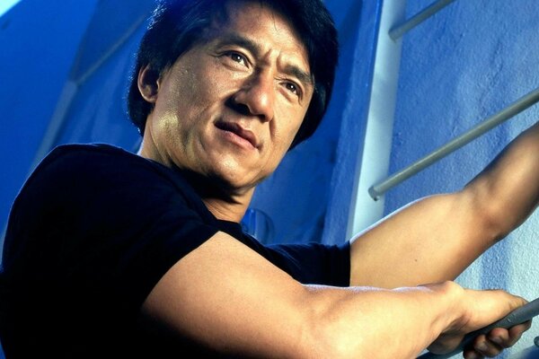 Jackie Chan toma las manos de la escalera