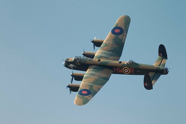 Bombardero pesado británico avro lancaster