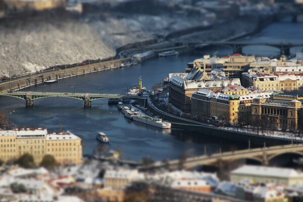 Image de la ville de Prague. Pont sur la rivière