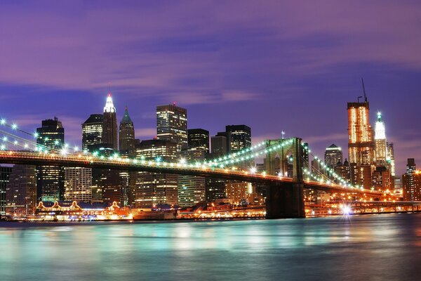 New York, un pont dans les lumières à travers l océan