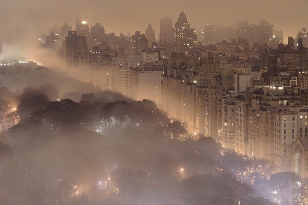 New York, eine neblige Stadt bei Nacht