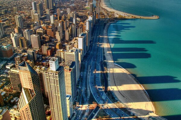 Die Schatten der Stadt Chicago am Strand