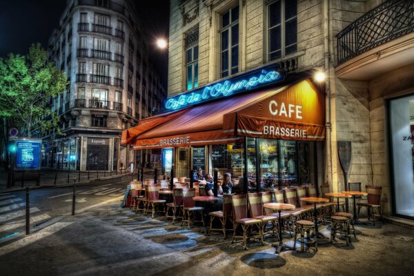 Un caffè accogliente la sera in Francia