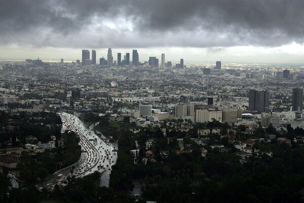 Eine große Stadt vor dem Regen