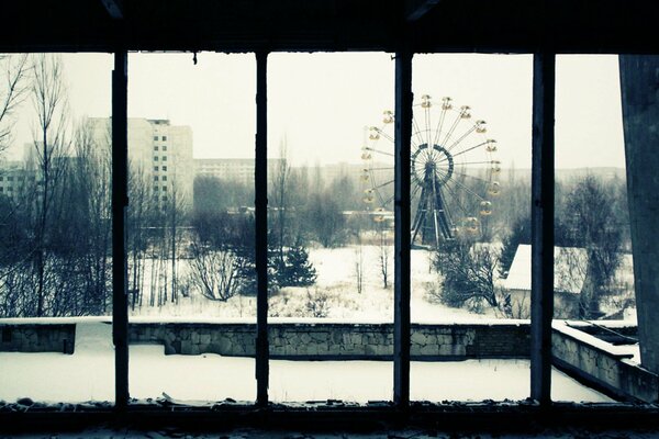 Ventana panorámica con vistas al carrusel de la noria en invierno