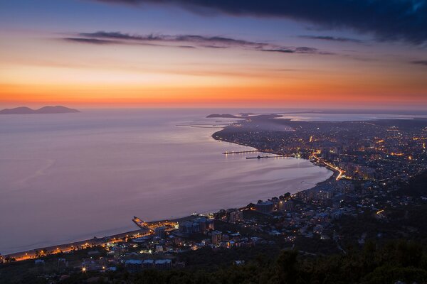 Blick auf Albanien am Abend vor der Küste