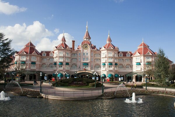 Castillo de Disneyland con Fuentes contra el cielo