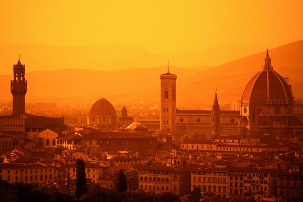 Città italiana nel colore rosso del tramonto