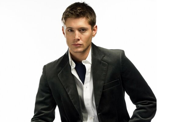 Winchester en un hermoso esmoquin de noche