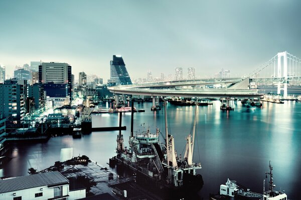 Regenbogenbrücke in Japan