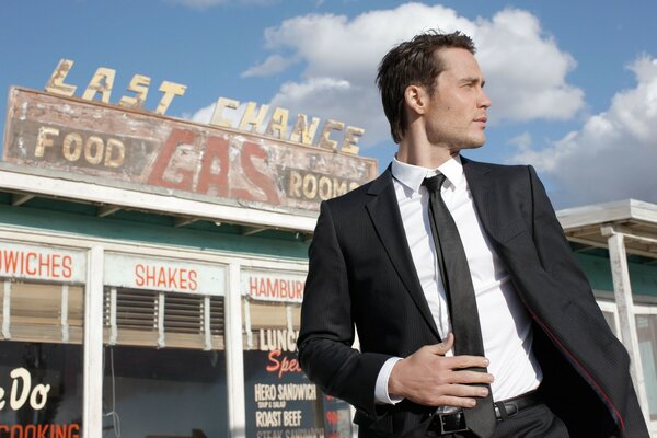 Taylor Kitsch in giacca nera e camicia bianca