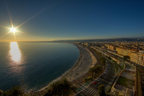 La città sul mare è bagnata dal sole