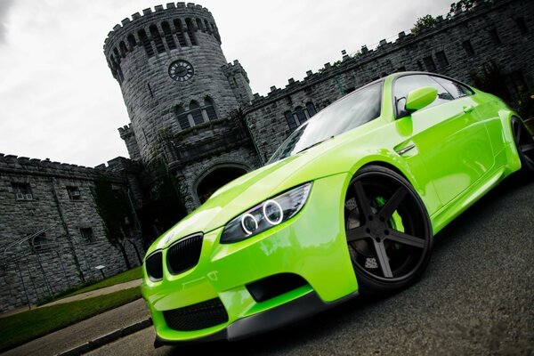 BMW verde en el fondo de la fortaleza