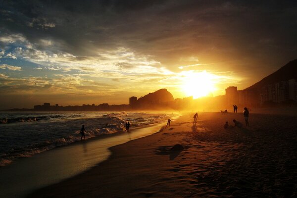 Hintergrund Sonnenuntergang am Strand in Rio de Janeiro