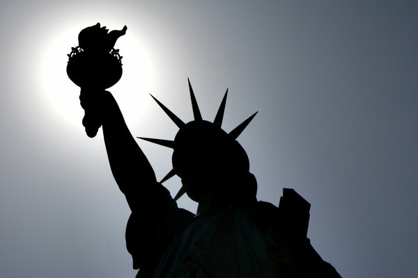 Simbolo di New york-Statua della libertà contro il cielo