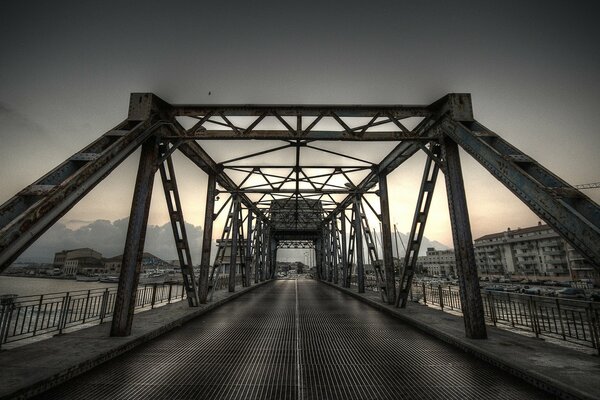 Puente de la ciudad con vistas al mar