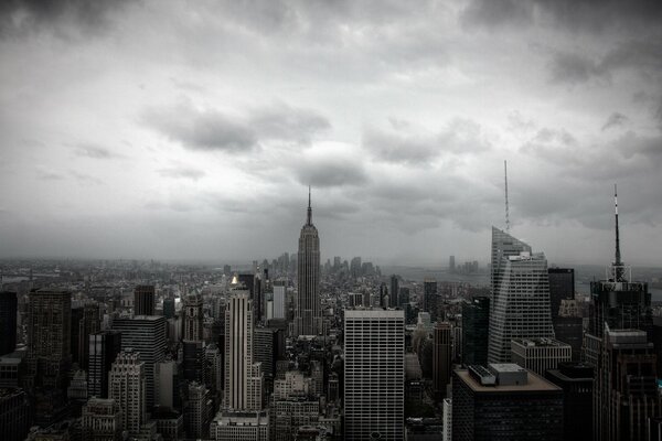 New York, Manhattan, Wolkenkratzer, Stadtdschungel auf bewölktem Himmel Hintergrund