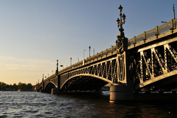 Die Brücke über die Newa in St. Petersburg